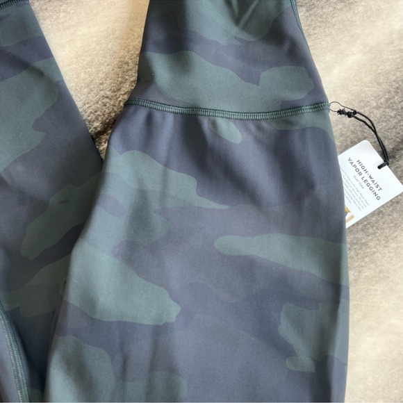 ALO Yoga High Waist Camo Vapor Leggings in Hunter Camouflage - Picture 3 of 5
